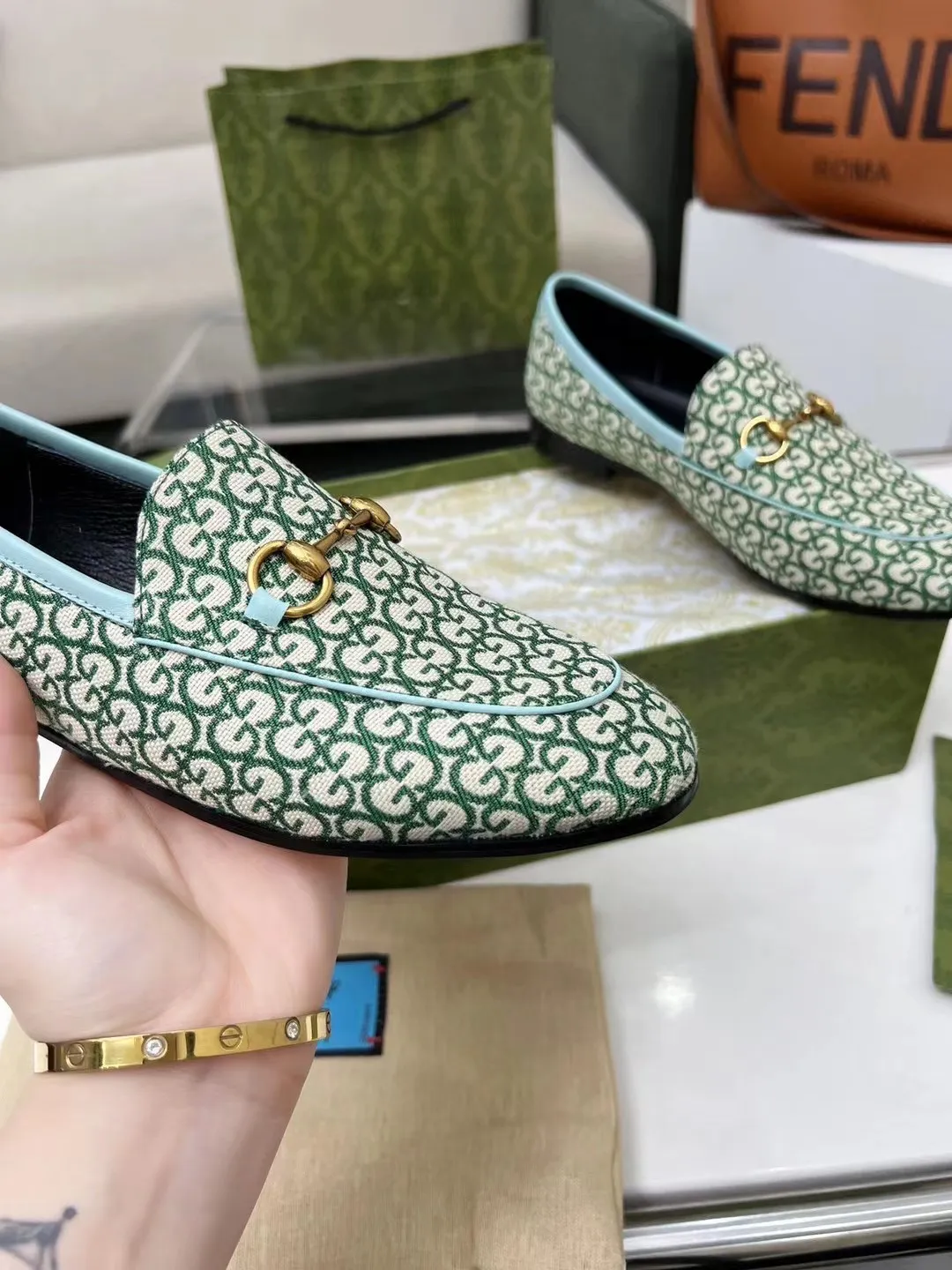 👟👟Ex-factory price 380👟👟 Genuine leather sole +50 Men +20 GUCCI latest fabric, double G side, chasing fashion, special matching, worth owning, super comfortable on the feet, generous and decent. Heel height 2Cm. Multiple colors to choose from: sizes 35-42, the picture above is a big seller. Male 38-46